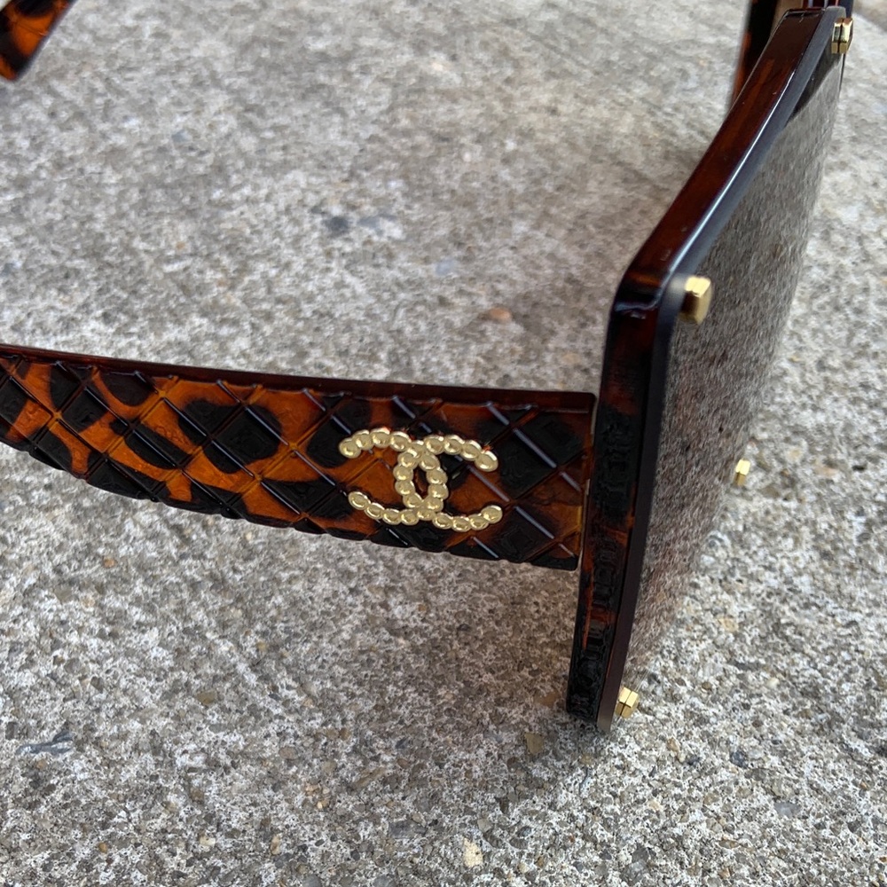 CHANEL Brown Tortoise Sunglasses - Picture 4 of 4